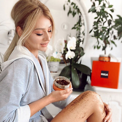 Exfoliante de café resplandeciente - Plátano y aceite de macadamia