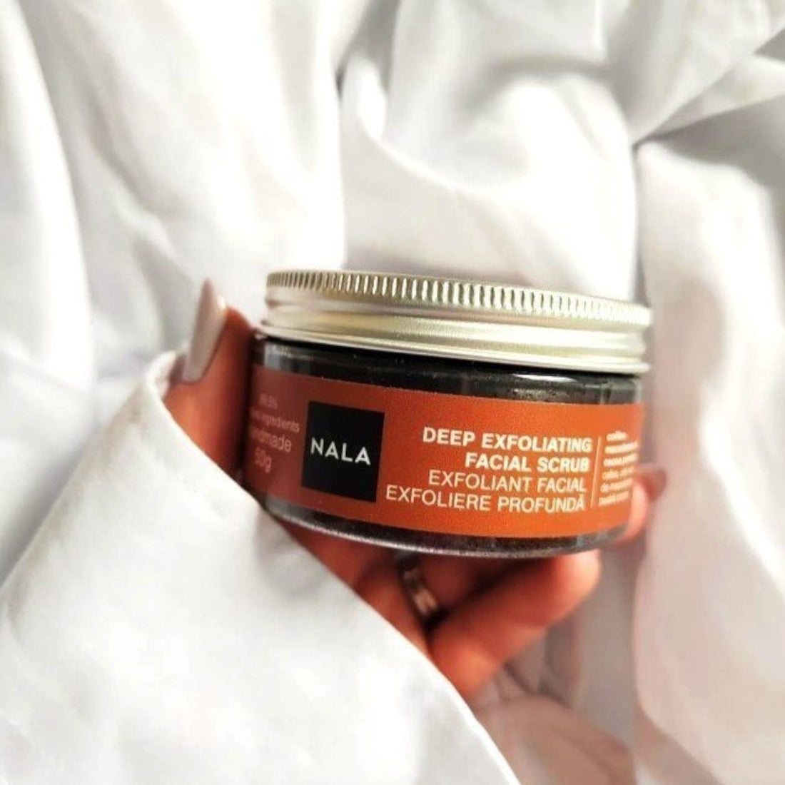 Exfoliante facial profundo - Café y aceite de nuez de macadamia